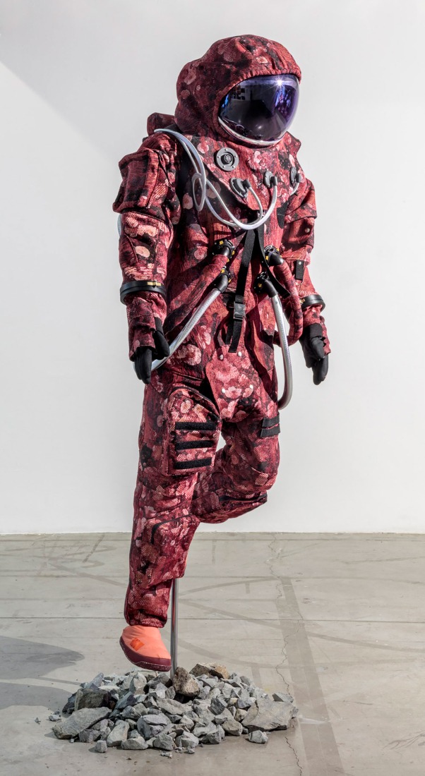 En Otros Mundos. Traje de astronauta. En Otros Mundos, Barbican. Imagen cortesía del artista.