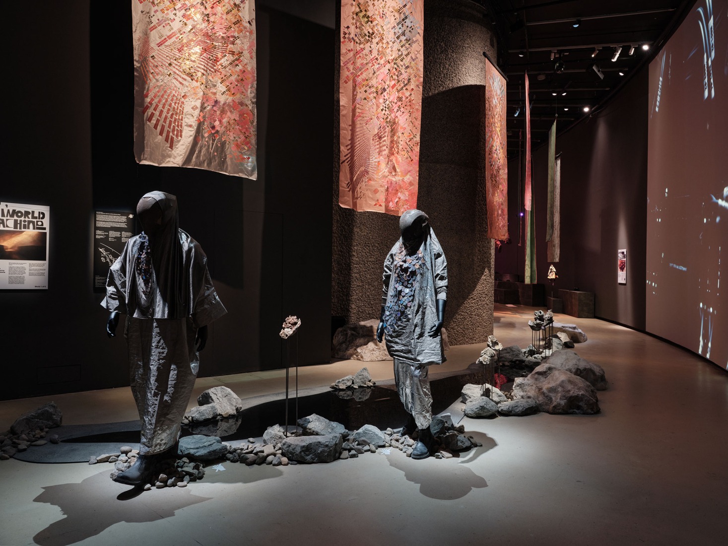 World Machine, de Liam Young, vista de la instalación In Other Worlds. Fotografía de Thomas Adank, cortesía de Barbican Immersive.