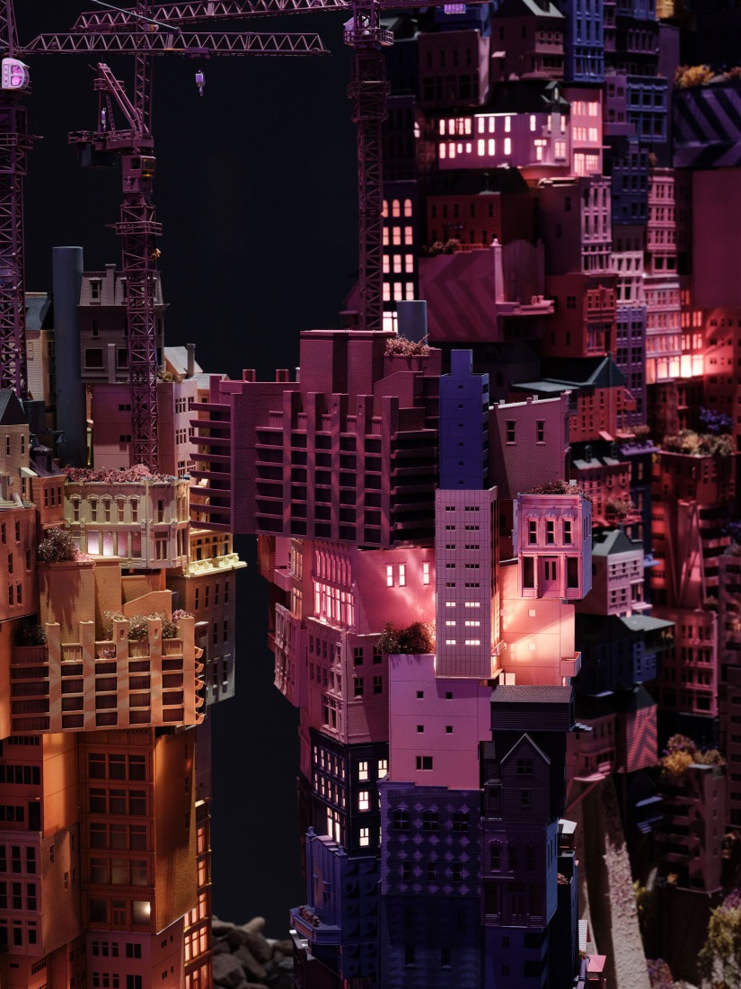 Planet City, Liam Young, vista de la instalación En Otros Mundos. Fotografía por Thomas Adank, Barbican Immersive.