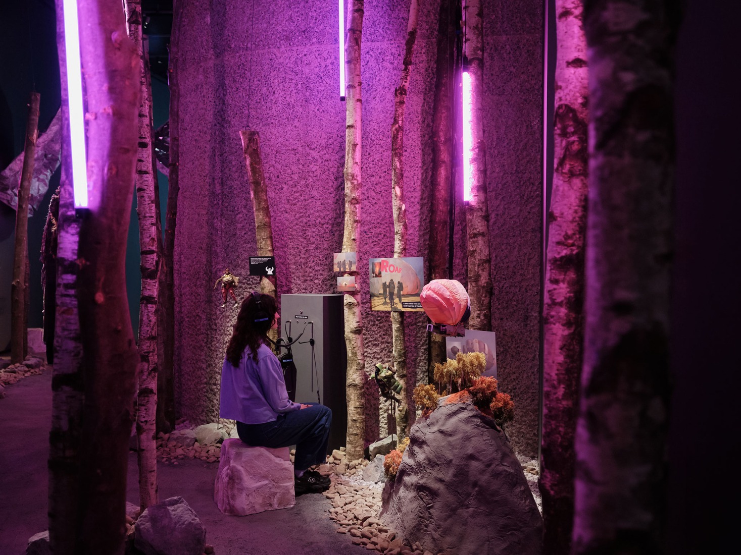 Planet City, Liam Young, vista de la instalación En Otros Mundos. Fotografía por Thomas Adank, Barbican Immersive.