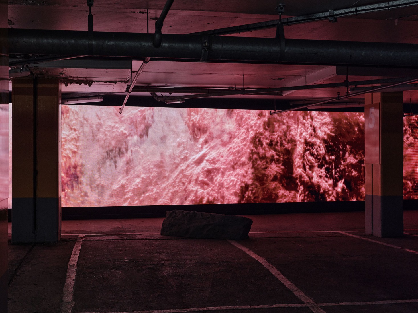  Emissary,  Liam Young, vista de la instalación En Otros Mundos. Fotografía por Thomas Adank, Barbican Immersive.