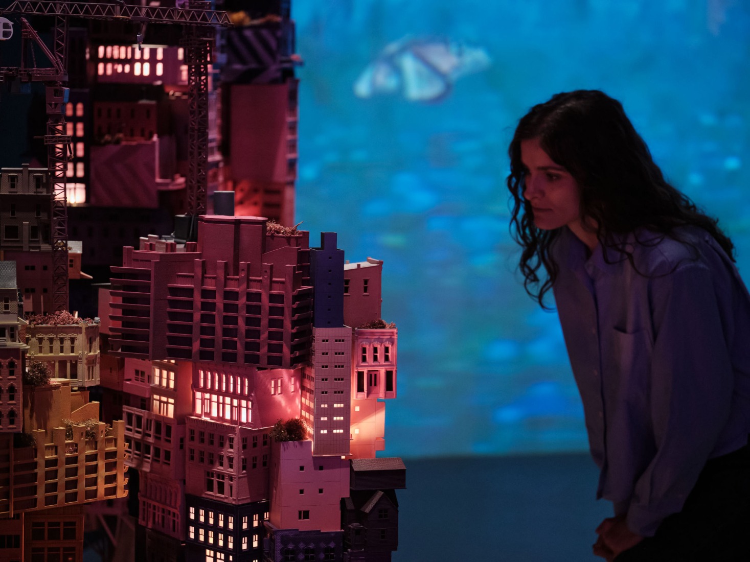 Planet City, Liam Young, vista de la instalación En Otros Mundos. Fotografía por Thomas Adank, Barbican Immersive.