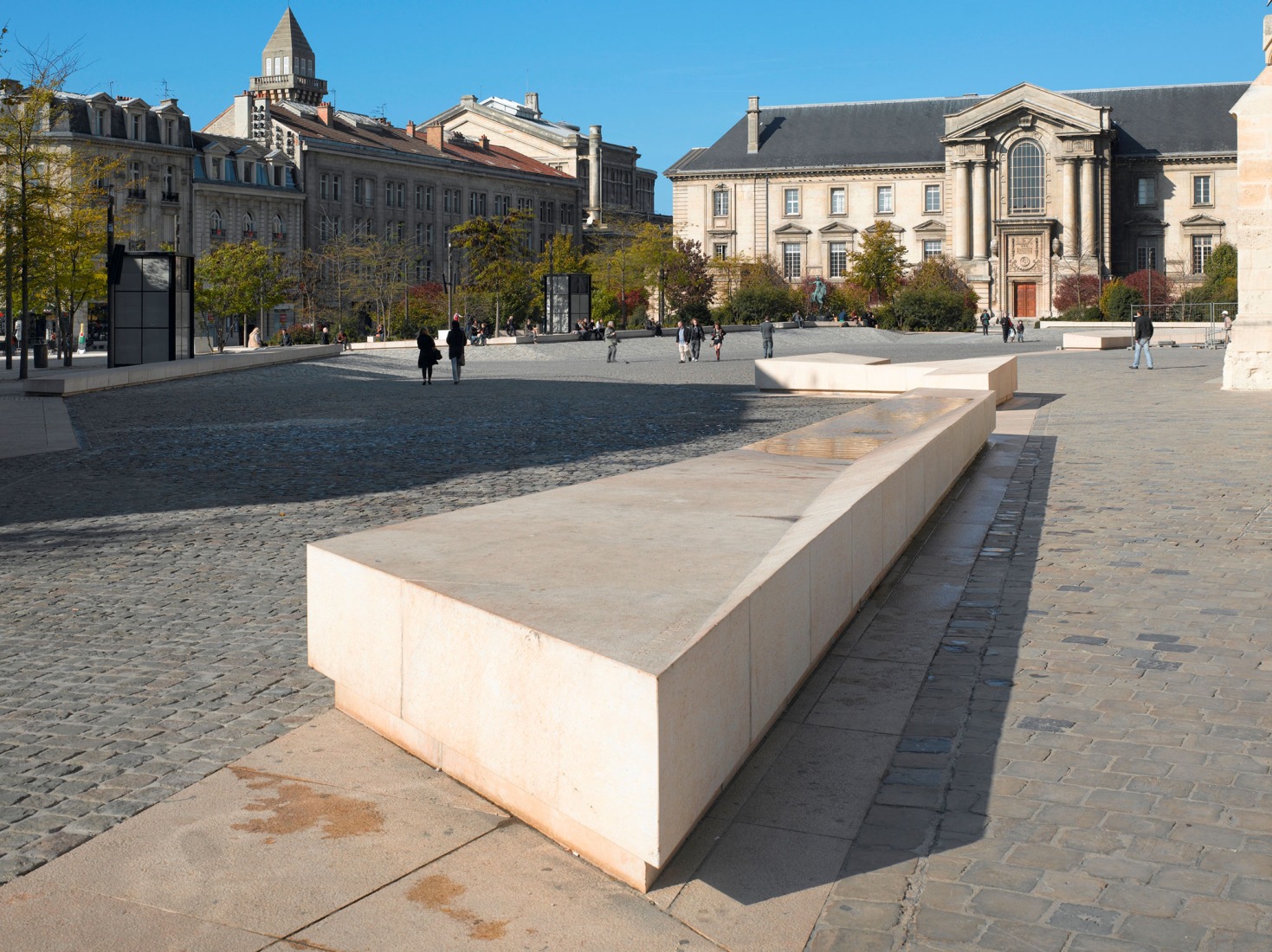 Entorno de la Catedral de Reims por José Ignacio Linazasoro. Fotografía por Roland Halbe.
