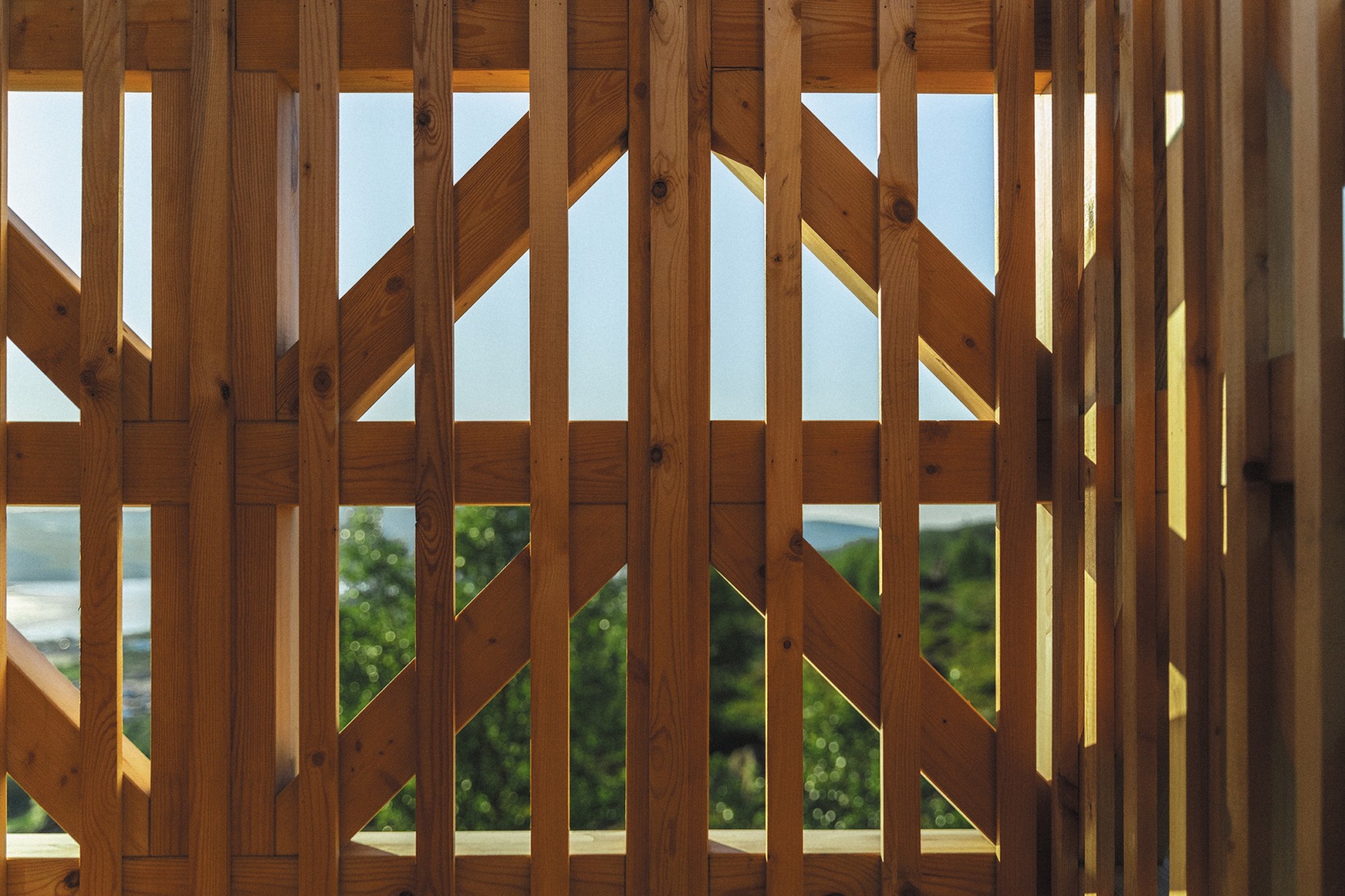 Kola Bay Lighthouse Viewpoint by Evgeny Makarenko Timber Architecture Workshop. Photograph by Alexey Arushanyan, Alexey Malenchik, Tatiana Okuneva.