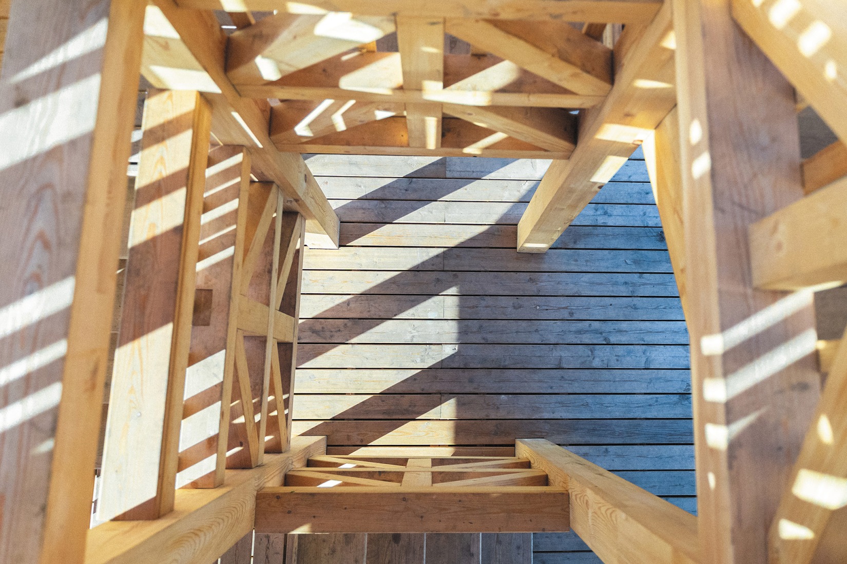 Kola Bay Lighthouse Viewpoint by Evgeny Makarenko Timber Architecture Workshop. Photograph by Alexey Arushanyan, Alexey Malenchik, Tatiana Okuneva.