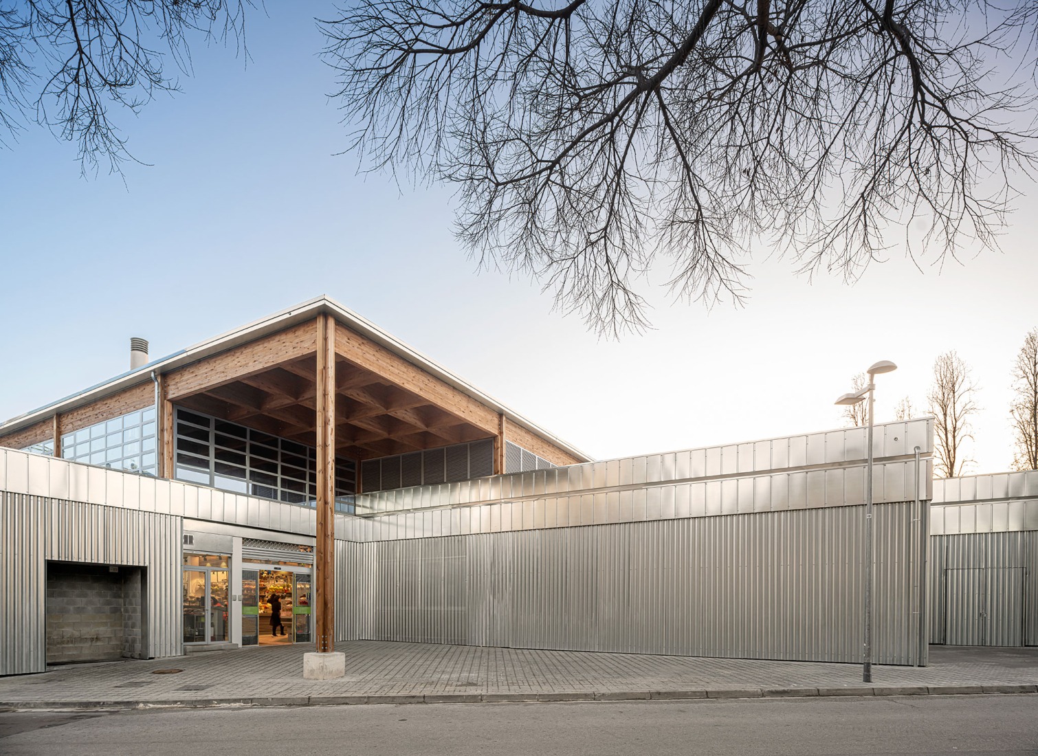 Mercado Provisional de Horta, por Ravetllat Arquitectura + Carles Enrich Studio. Fotografía por Adrià Goula y Carles Enrich. 