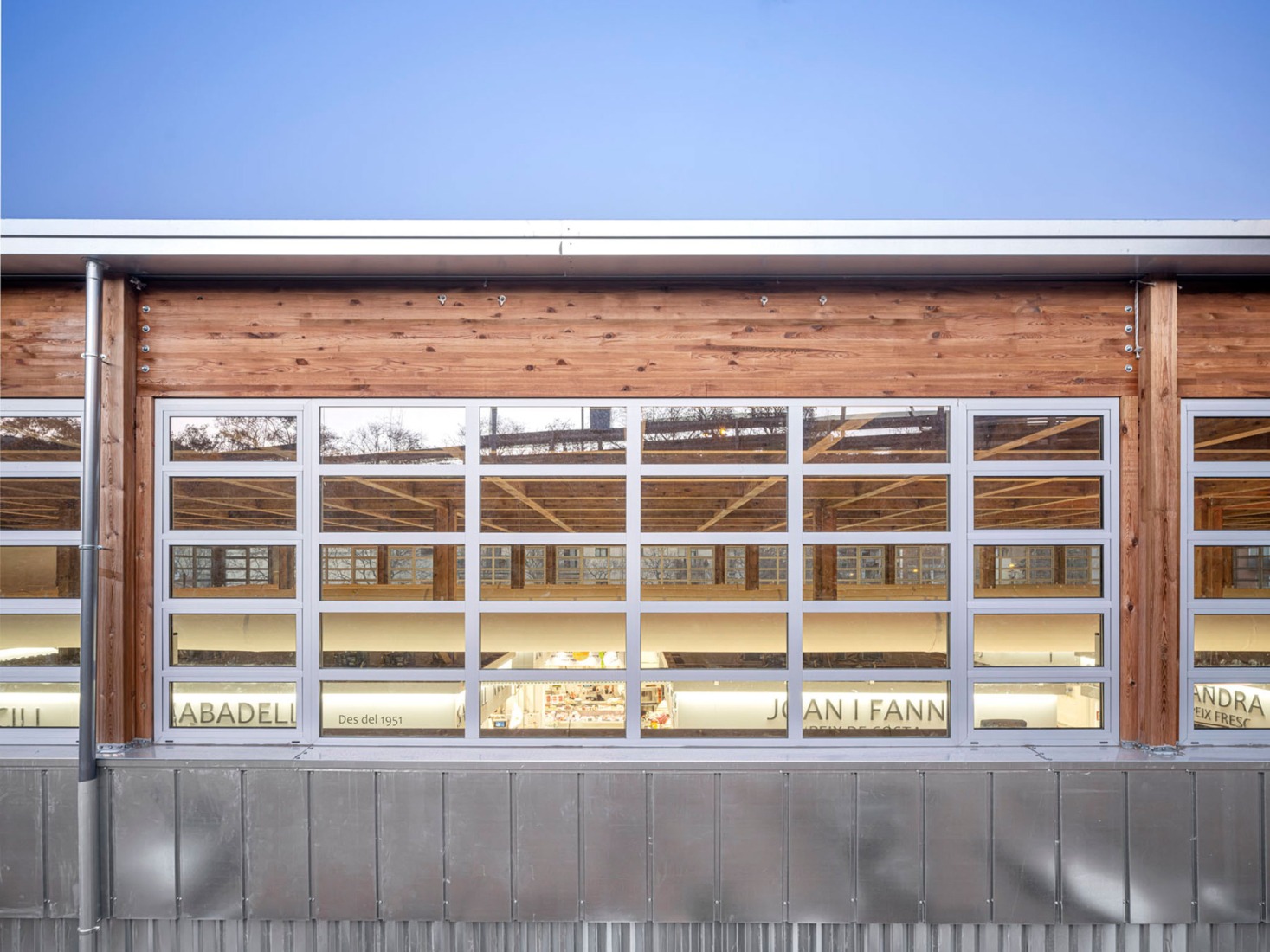 Mercado Provisional de Horta, por Ravetllat Arquitectura + Carles Enrich Studio. Fotografía por Adrià Goula y Carles Enrich. 