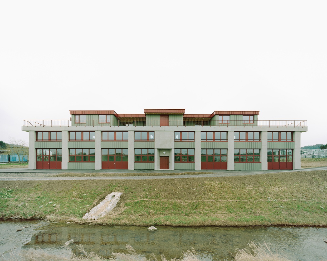 Edificio de uso mixto en Forel por Samir Alaoui Architects Sàrl. Fotografía por Rasmus Norlander.