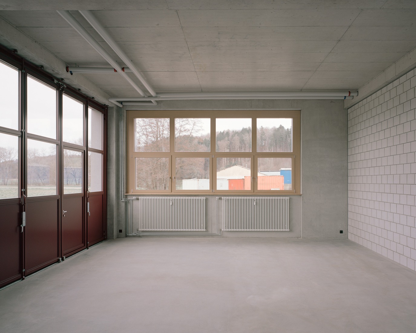 Edificio de uso mixto en Forel por Samir Alaoui Architects Sàrl. Fotografía por Rasmus Norlander.