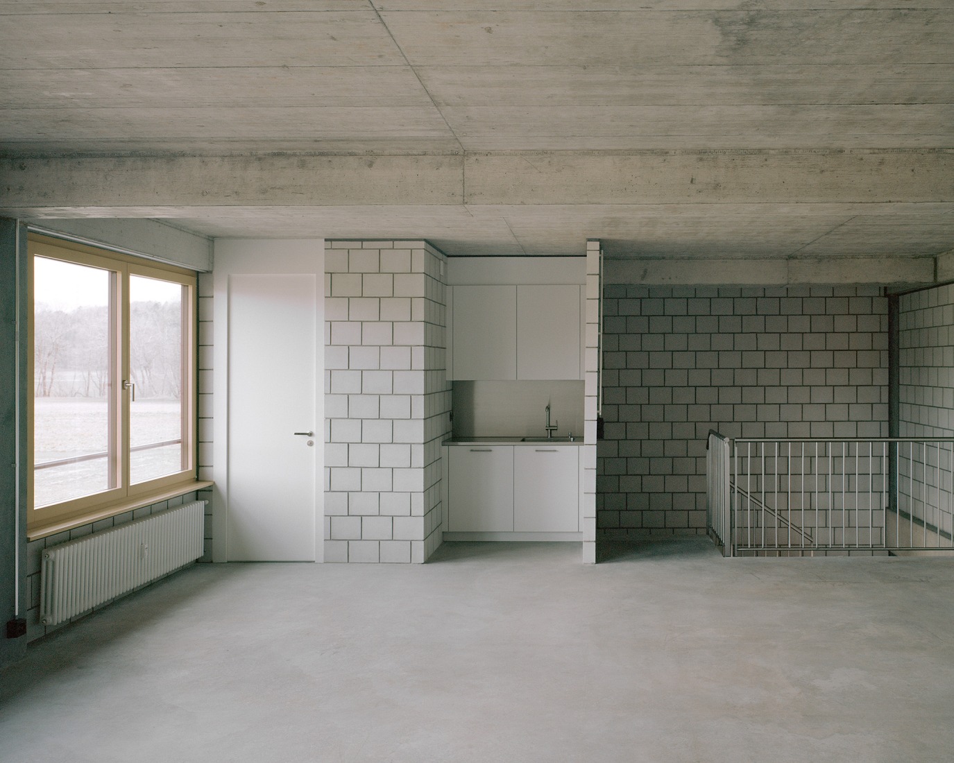 Edificio de uso mixto en Forel por Samir Alaoui Architects Sàrl. Fotografía por Rasmus Norlander.