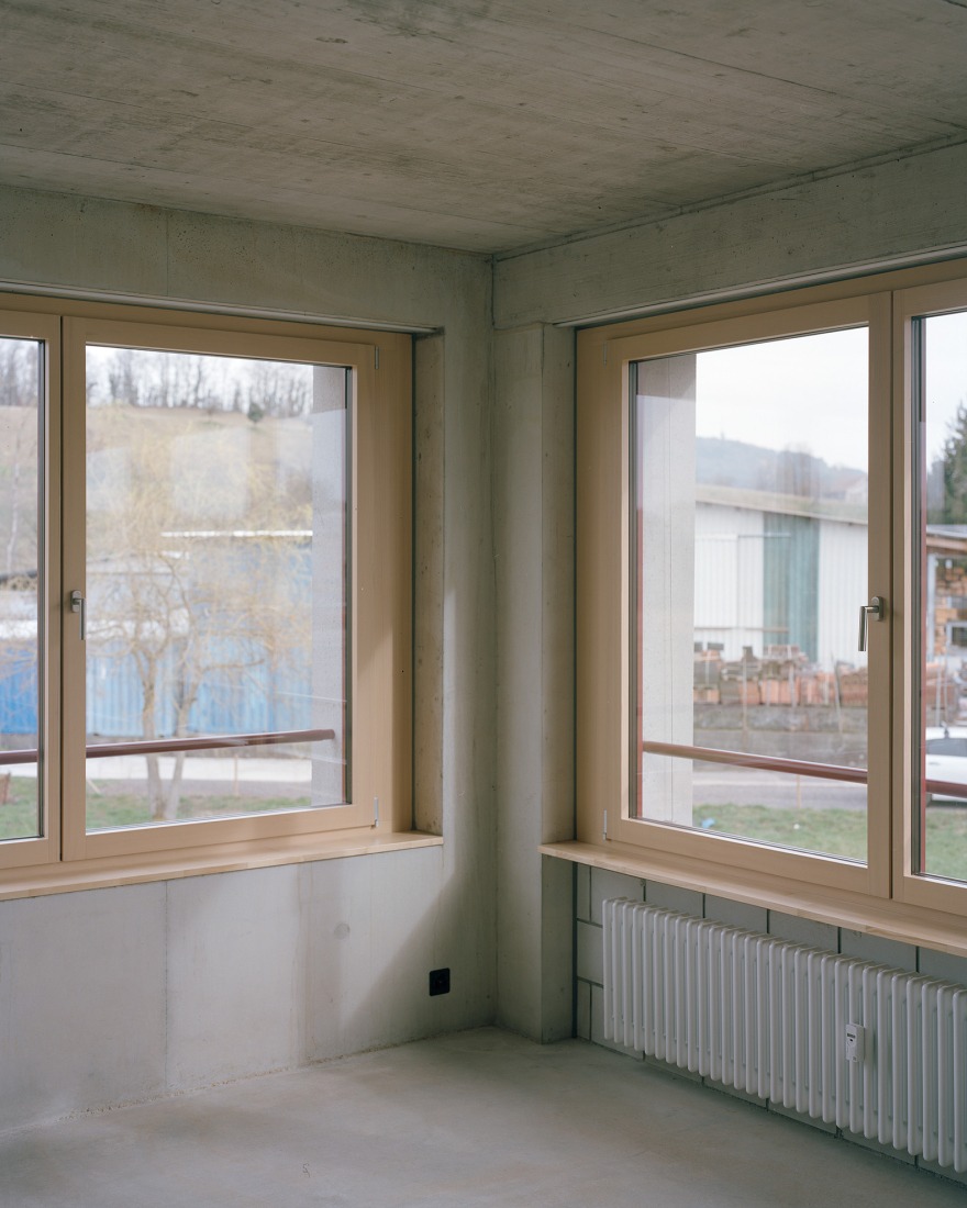 Edificio de uso mixto en Forel por Samir Alaoui Architects Sàrl. Fotografía por Rasmus Norlander.