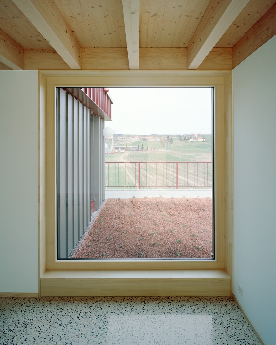 Edificio de uso mixto en Forel por Samir Alaoui Architects Sàrl. Fotografía por Rasmus Norlander.