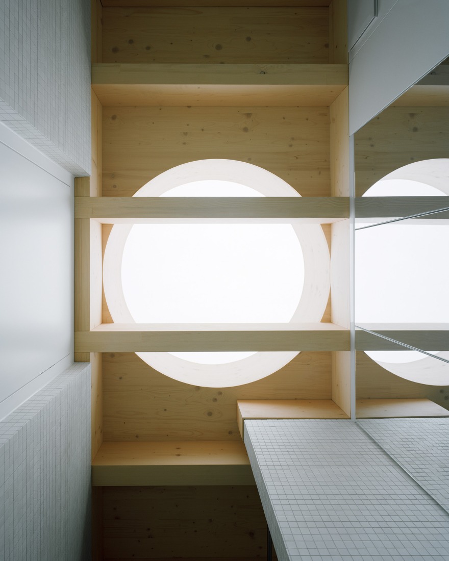 Edificio de uso mixto en Forel por Samir Alaoui Architects Sàrl. Fotografía por Rasmus Norlander.