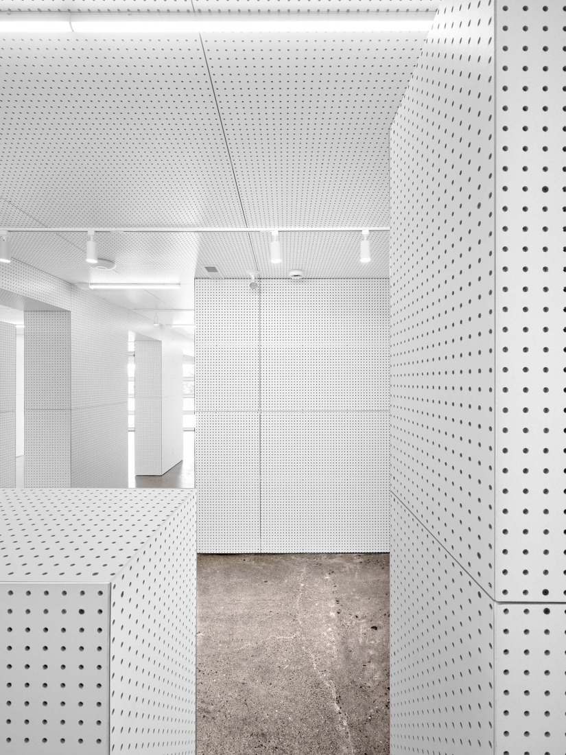 EDLM-IDLM por Studio Jean Verville architects. Fotografía por Maxime Brouillet.