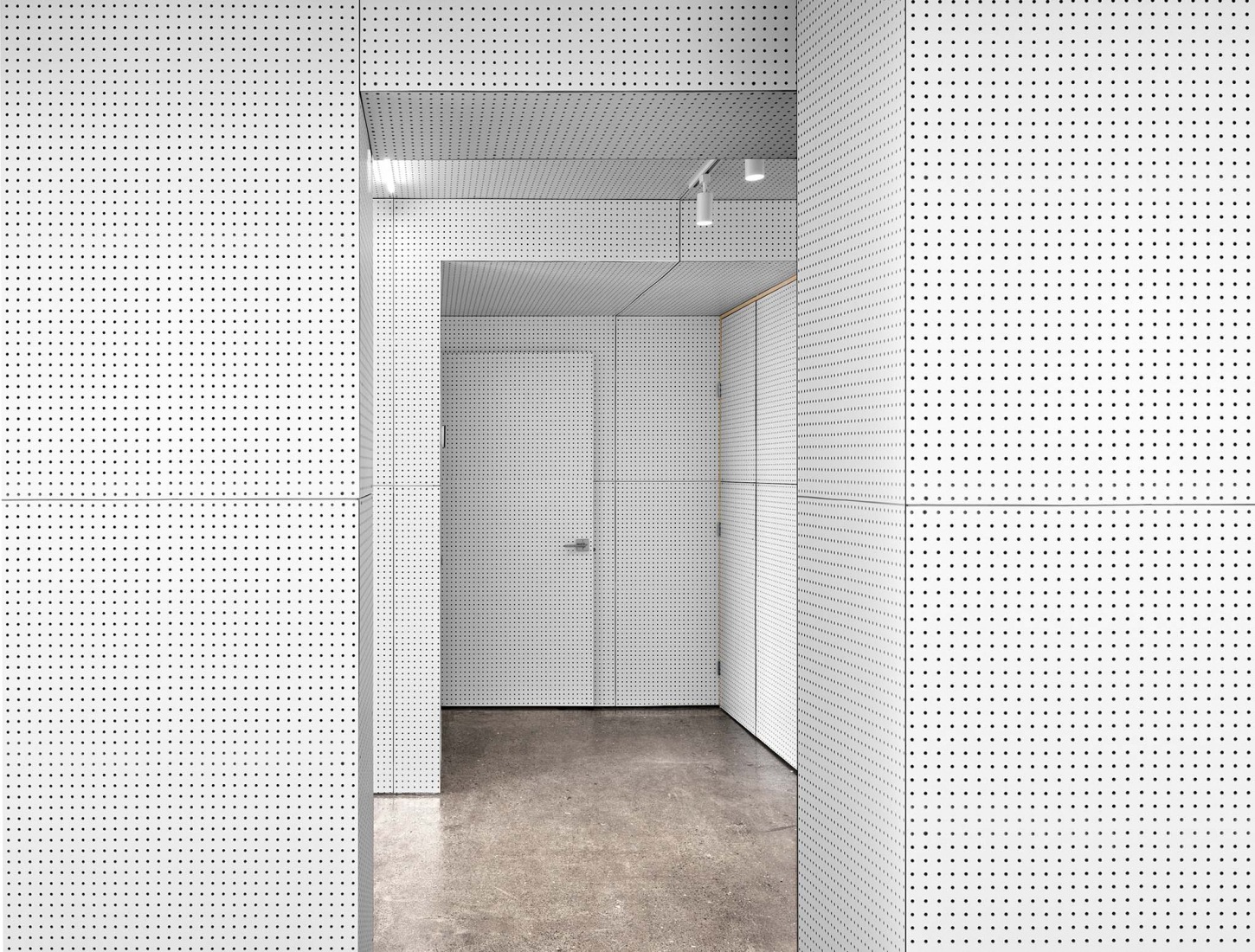 EDLM-IDLM por Studio Jean Verville architects. Fotografía por Maxime Brouillet.