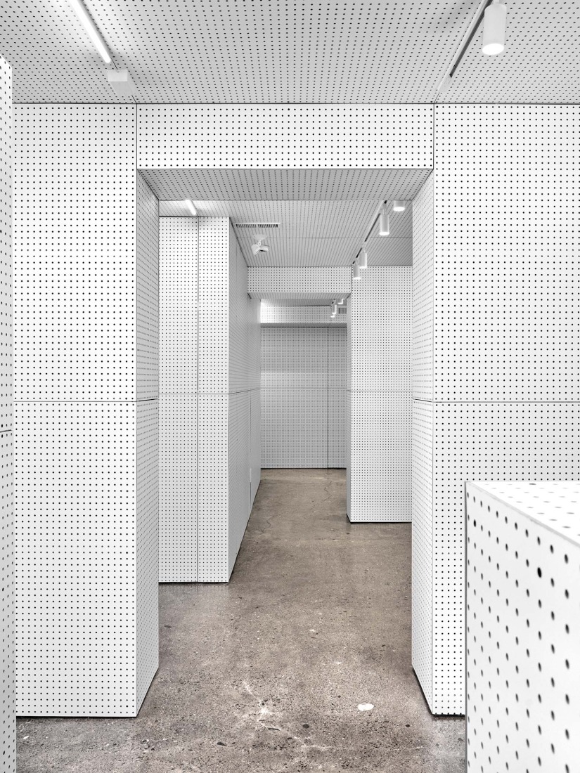 EDLM-IDLM por Studio Jean Verville architects. Fotografía por Maxime Brouillet.