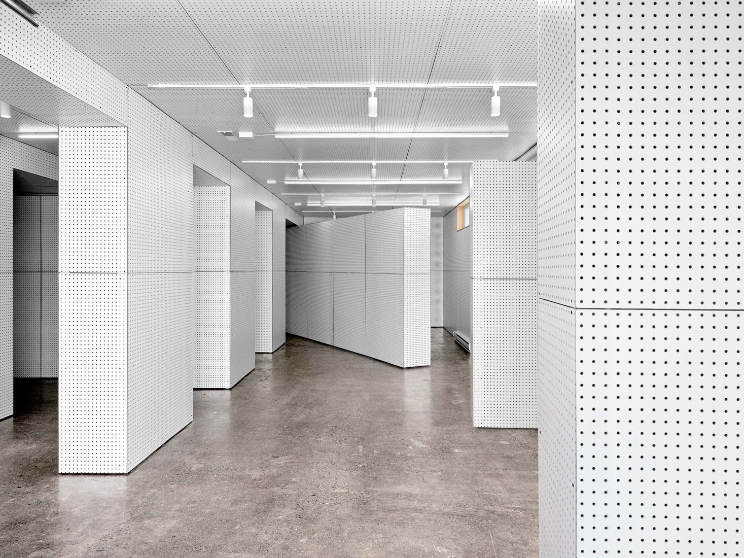 EDLM-IDLM por Studio Jean Verville architects. Fotografía por Maxime Brouillet.