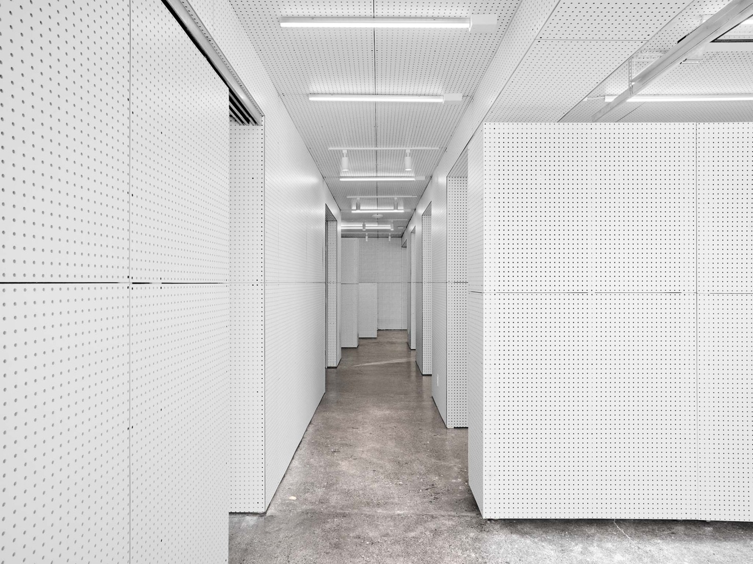 EDLM-IDLM por Studio Jean Verville architects. Fotografía por Maxime Brouillet.