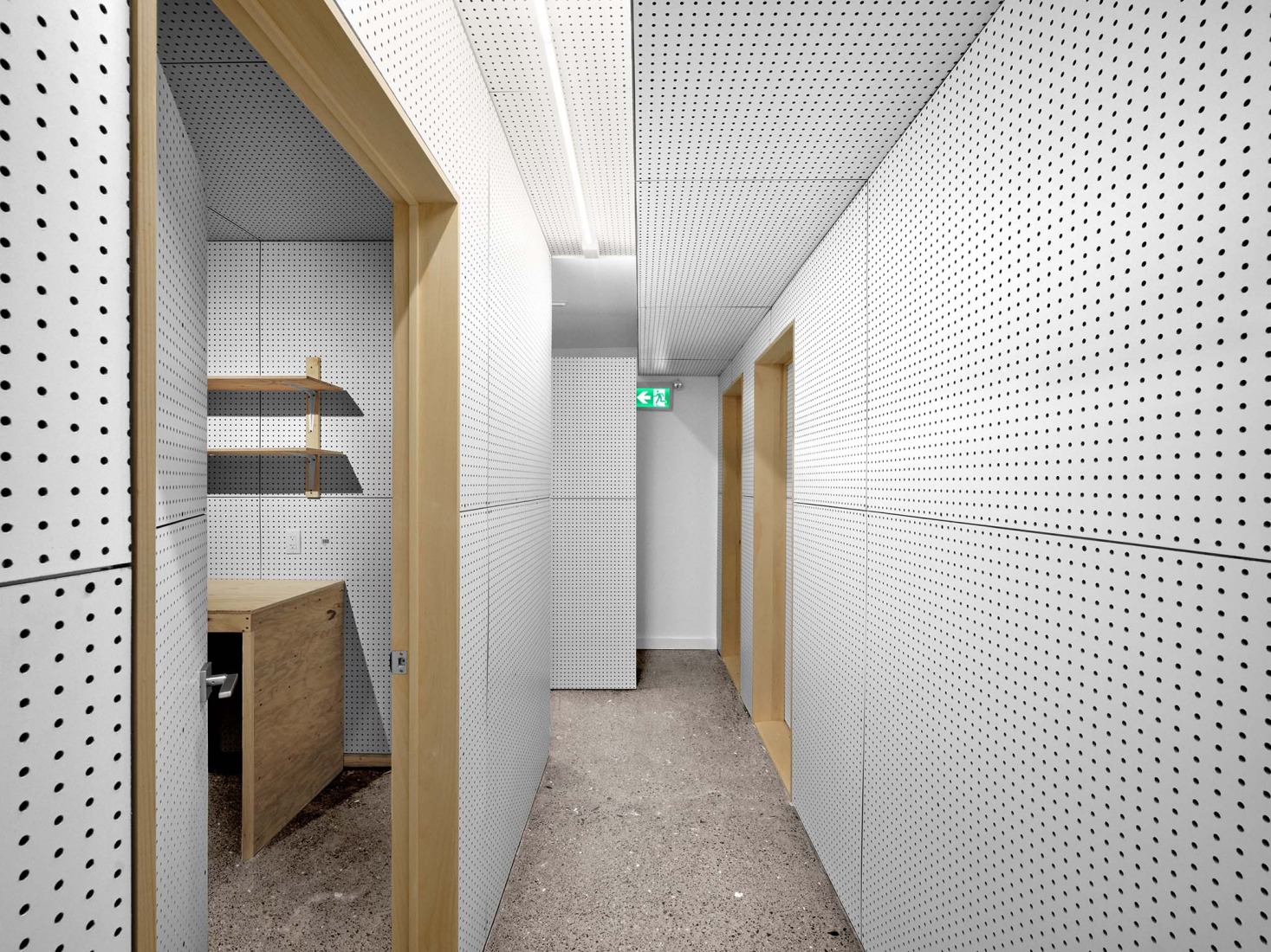 EDLM-IDLM por Studio Jean Verville architects. Fotografía por Maxime Brouillet.
