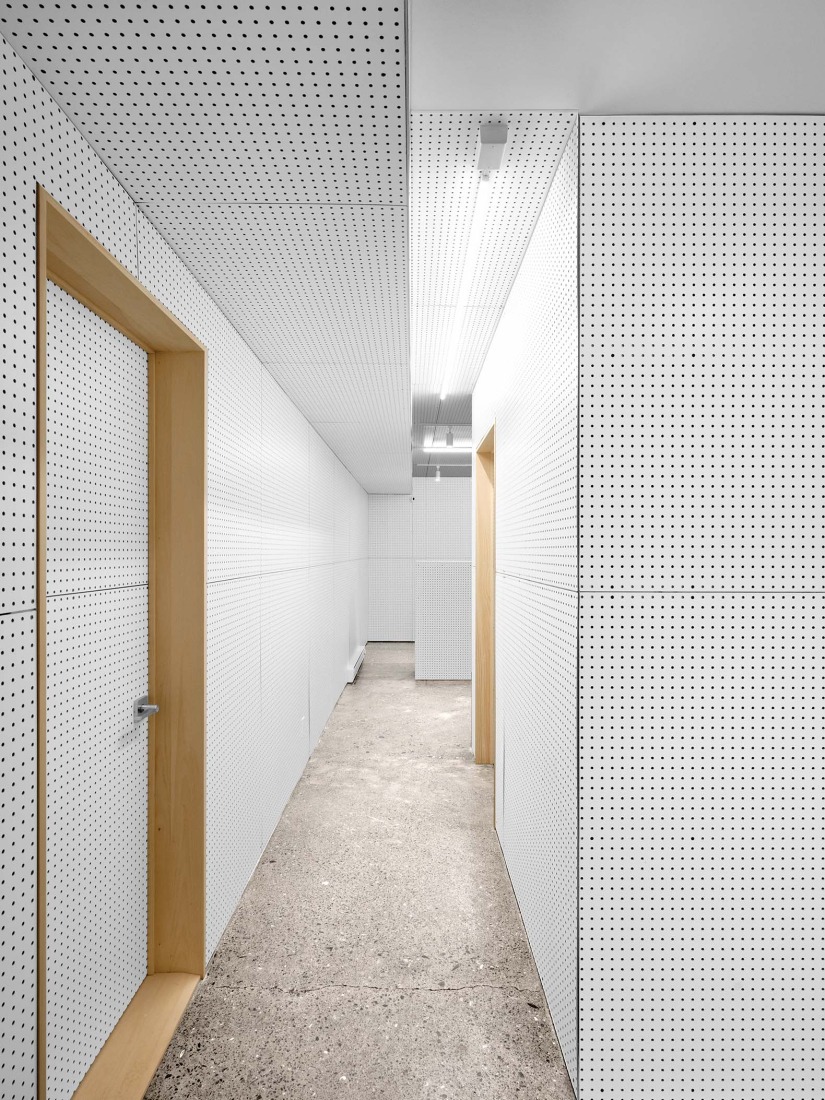 EDLM-IDLM por Studio Jean Verville architects. Fotografía por Maxime Brouillet.