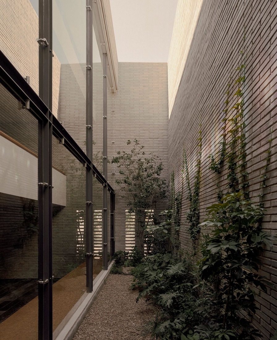 "Casa Refugio" by Taller Segovia Molina. Photograph by Zaickz.