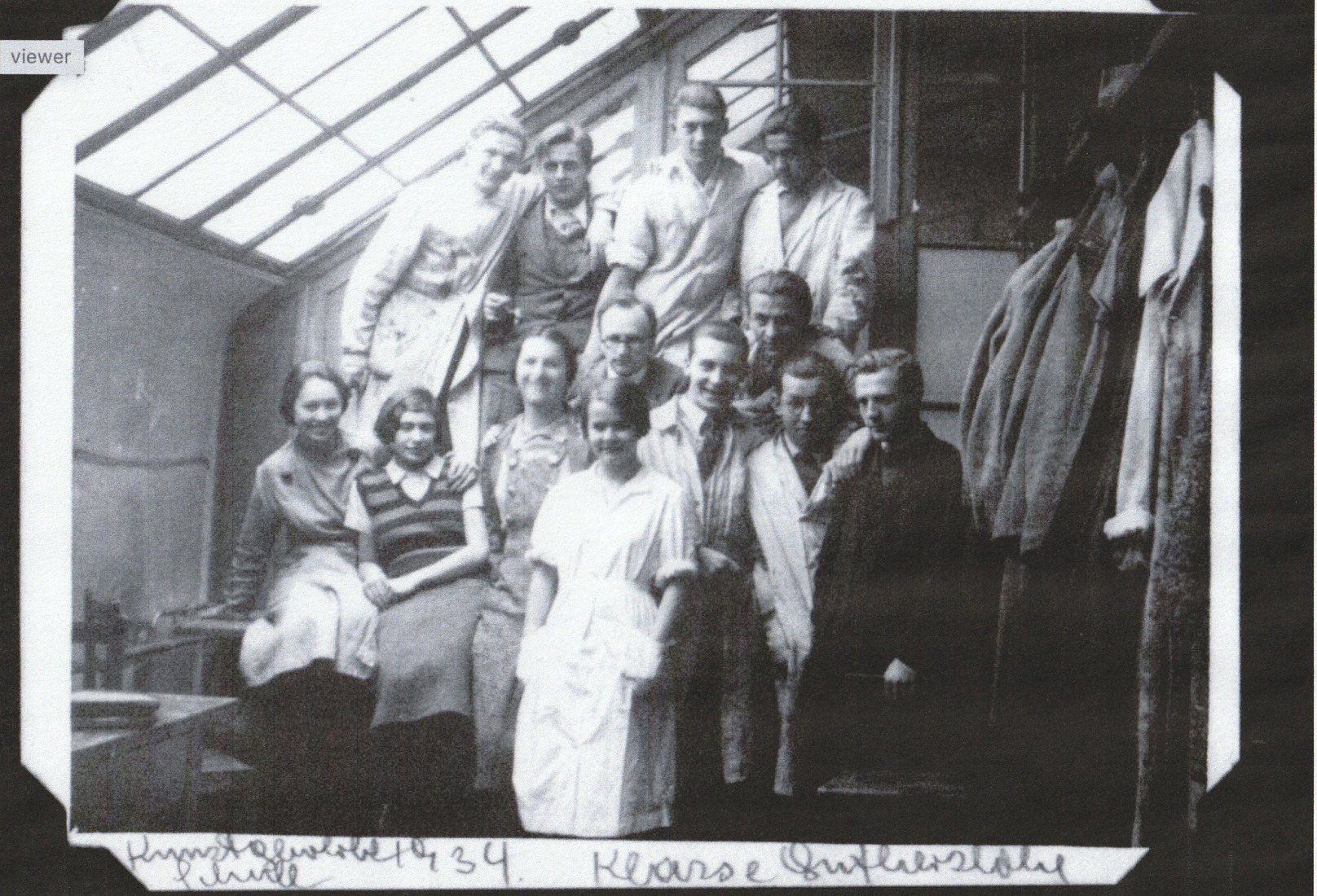 Ruth Karplus (tercera desde la izquierda, fila inferior) y sus compañeros de clase en la clase de Albert Paris Gütersloh, Kunstgewerbeschule, 1934, cortesía de LBI.