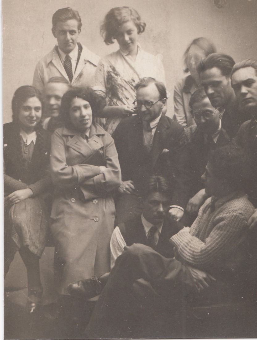 Allgemeine Abteilung (unidad general) 1932/33 con Oskar Zimmermann, Josefine “Fini” Vogelbaum, Karl Tscherne, Gertrude Blum, Vera Raschkes (Kalmar), Erich Schmidt, Paul Lukacs y László Matulay, fotógrafo desconocido, KUA/UAK 19.699/FP.