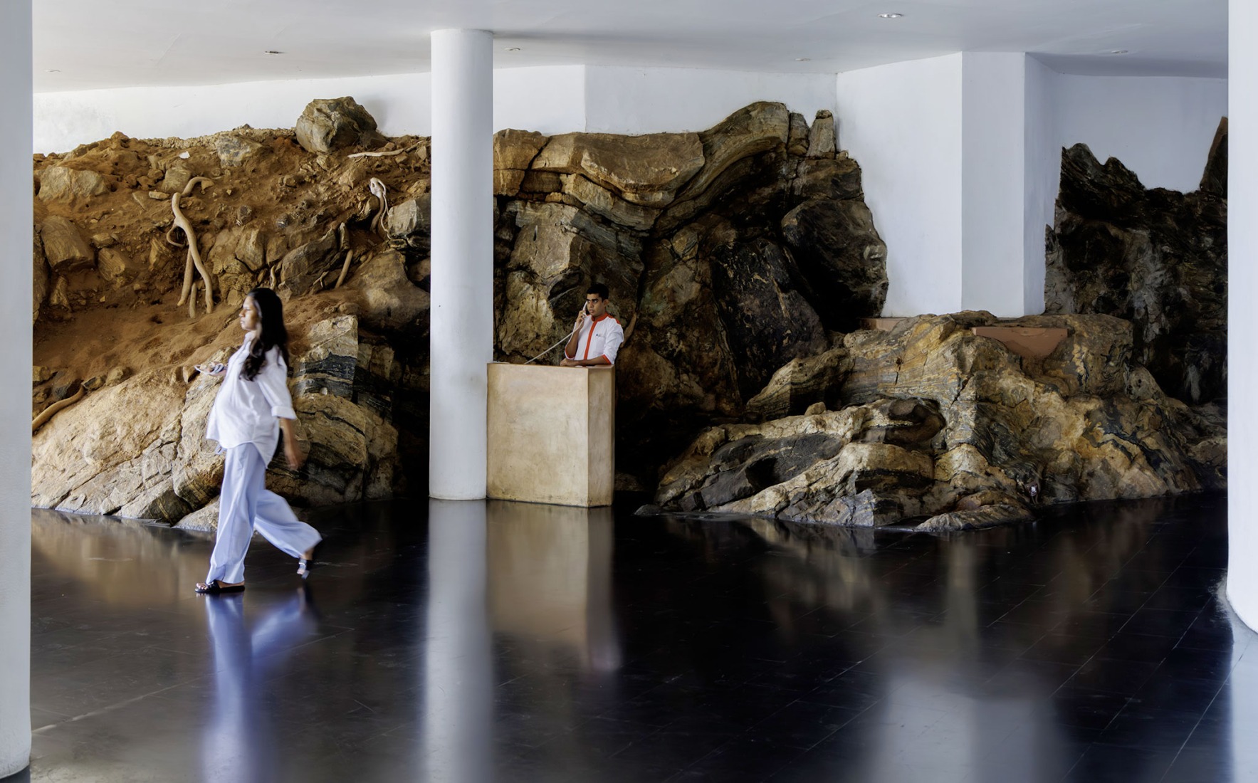 Interior view of the lobby, Kandalama Hotel, Dambulla, Sri Lanka. Photograph by Iwan Baan, 2026.