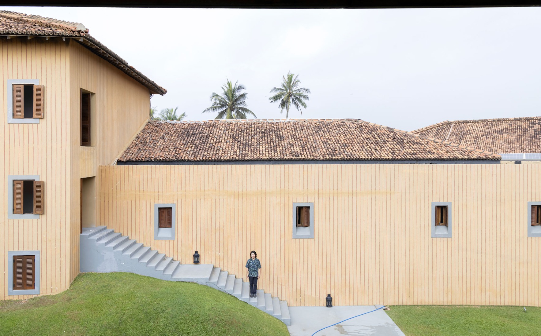 Exterior view of the courtyard, Lighthouse Hotel, Dadella, Sri Lanka. Photograph by Iwan Baan, 2026.