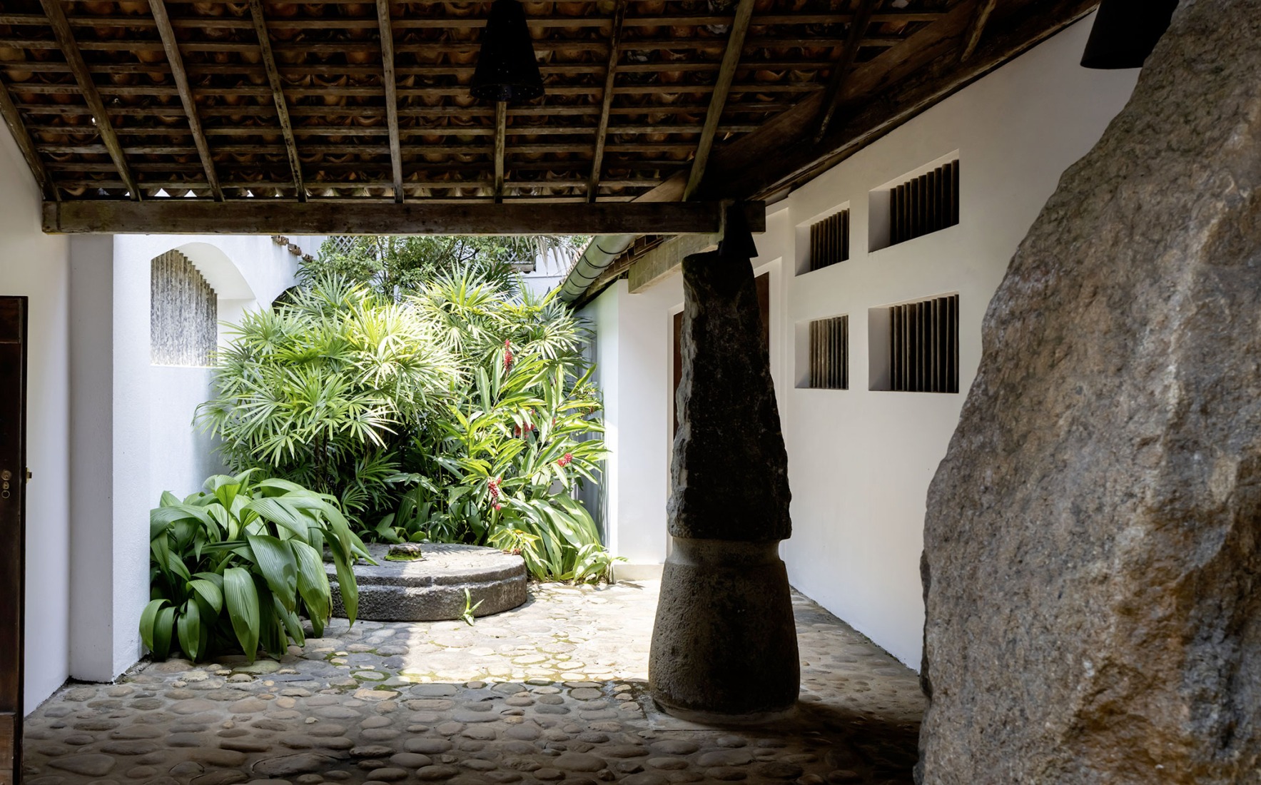 Entry portal with inverted grinding stones, House for Osmund and Ena de Silva, Colombo, Sri Lanka. Photograph by Iwan Baan, 2026.
