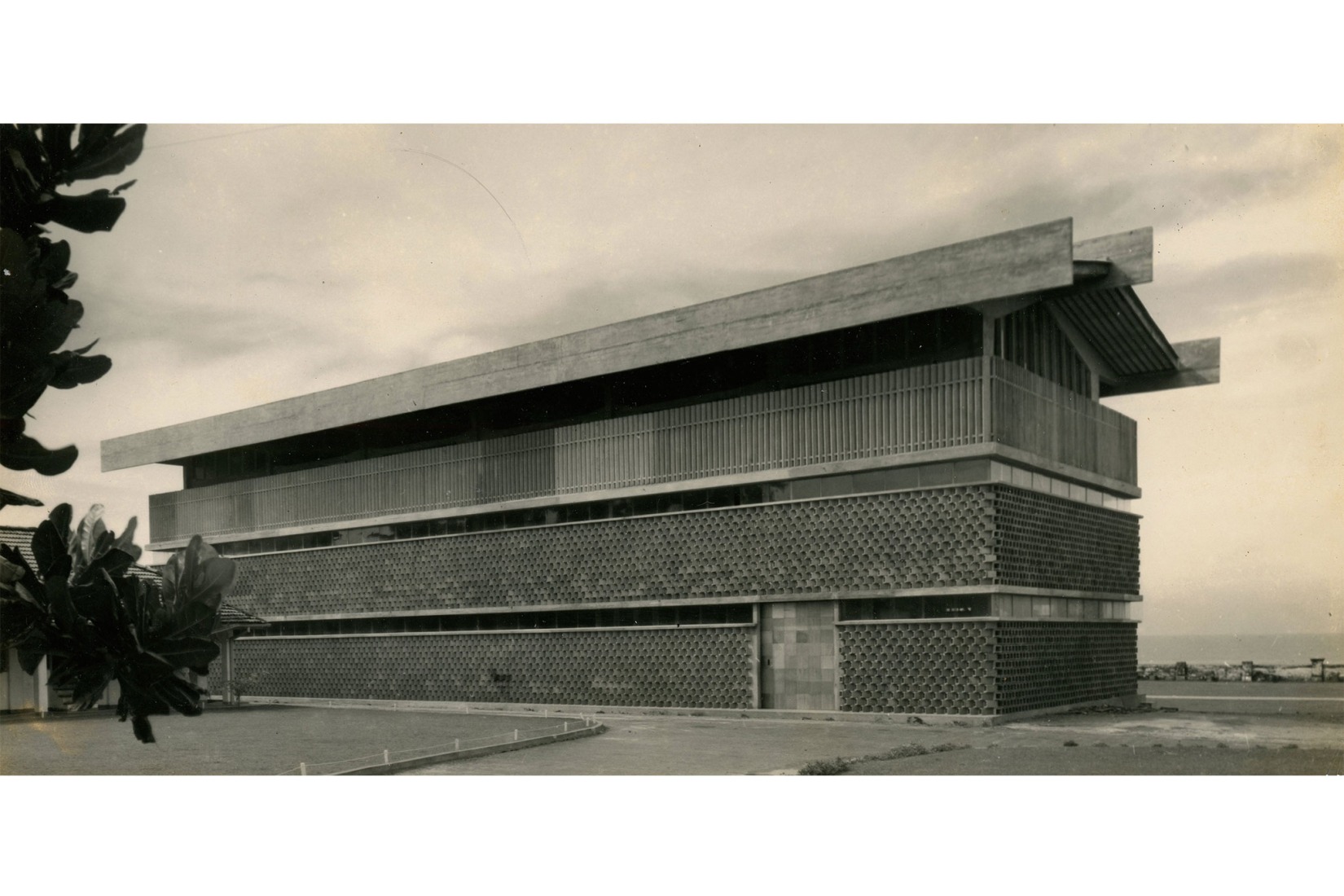 East elevation of St. Thomas' Preparatory School, gelatin silver print. Photograph by Geoffrey Bawa, date unknown. Courtesy by Geoffrey Bawa and Lunuganga Trusts, all rights reserved.