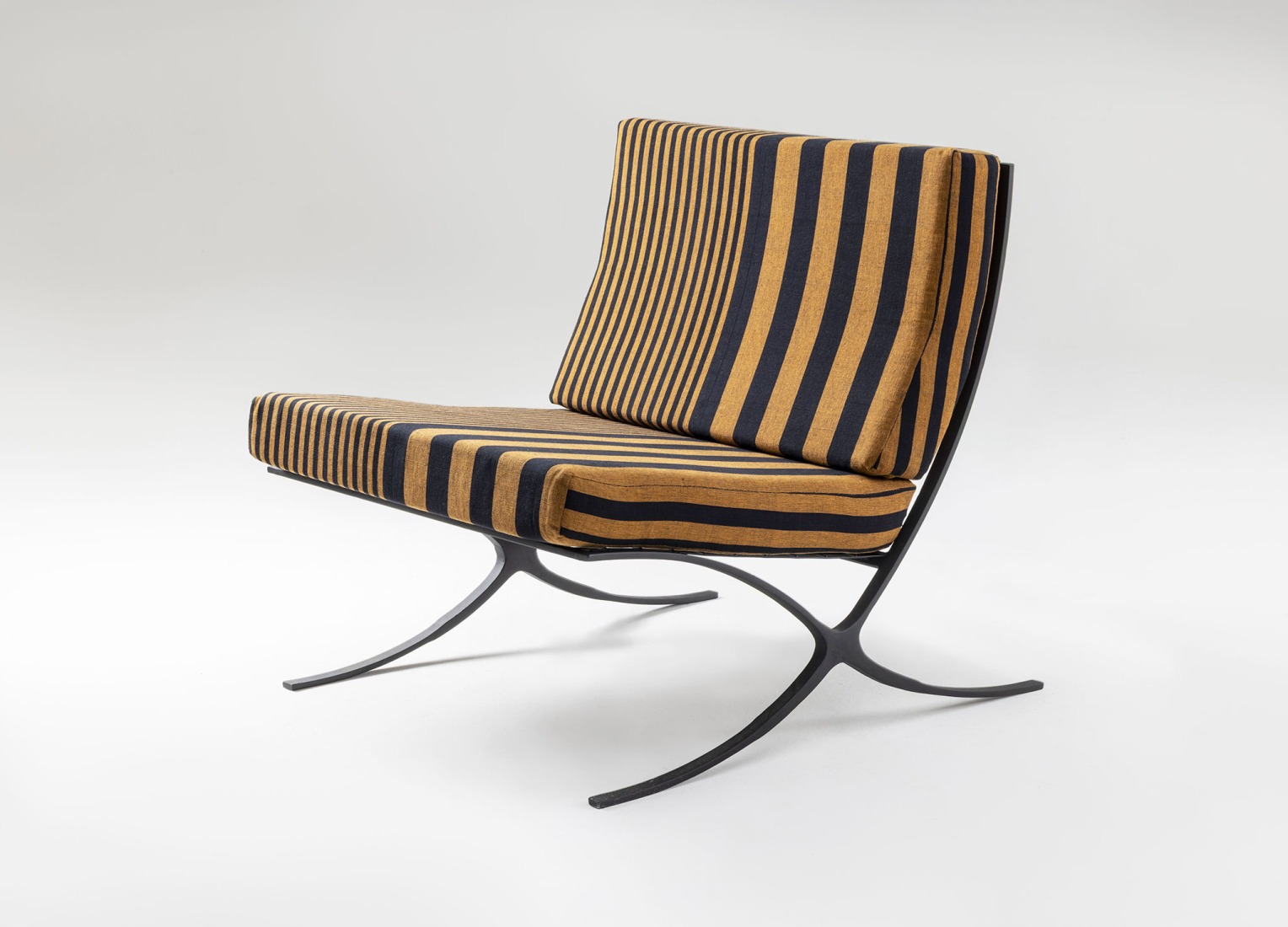 Lounge Chair, welded iron rod and mesh frame upholstered in Barefoot “Jak and Ebony” fabric by Barbara Sansoni, c. 1957. Photograph by Andreas Sütterlin, 2026. Courtesy by Geoffrey Bawa and Lunuganga Trusts, all rights reserved / Vitra Design Museum.
