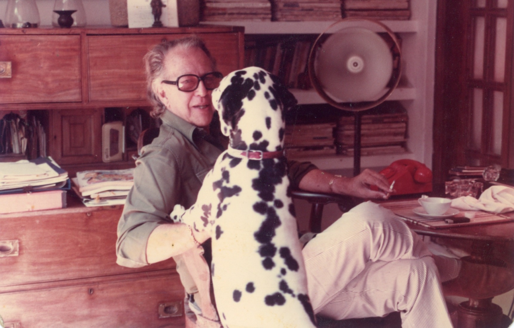 Bawa with one of his four dogs named Leopold, c. 1989. Courtesy by Geoffrey Bawa and Lunuganga Trusts, all rights reserved / Vitra Design Museum.