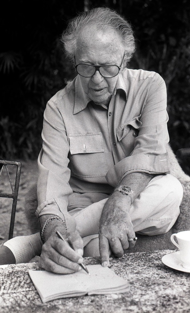 Geoffrey Bawa at Lunuganga. Photograph by Dominic Sansoni, c. 1996. Courtesy by Dominic Sansoni.