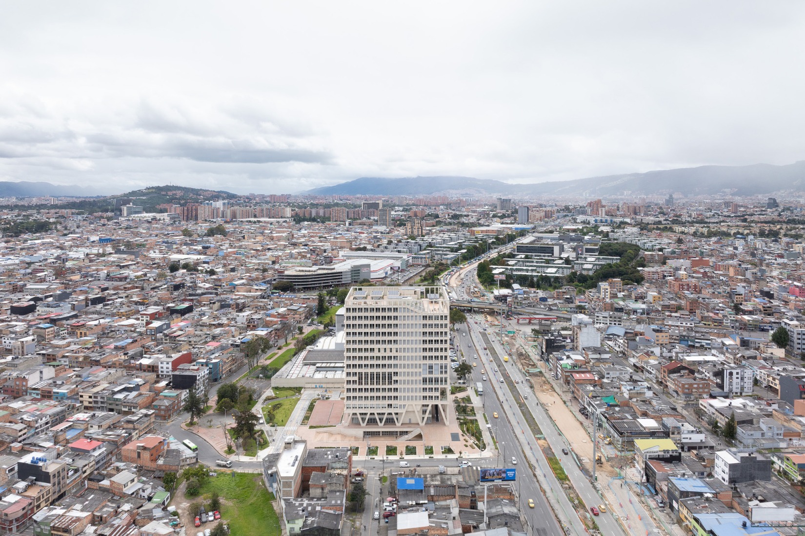 Fundación Universitaria Compensar por Bermúdez Arquitectos. Fotografía por Javier Agustín Rojas.
