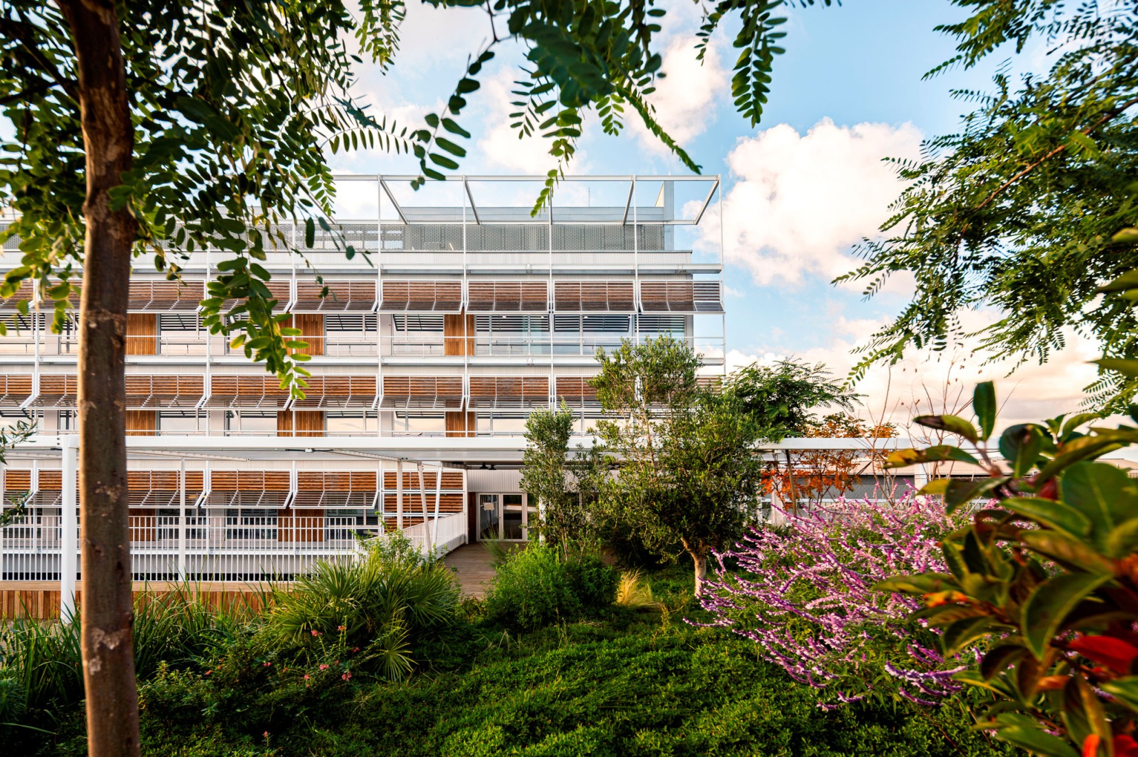 Rehabilitación y ampliación del Hospital del Mar por Brullet-De Luna Arquitectes y PINEARQ. Fotografía de Simón García.