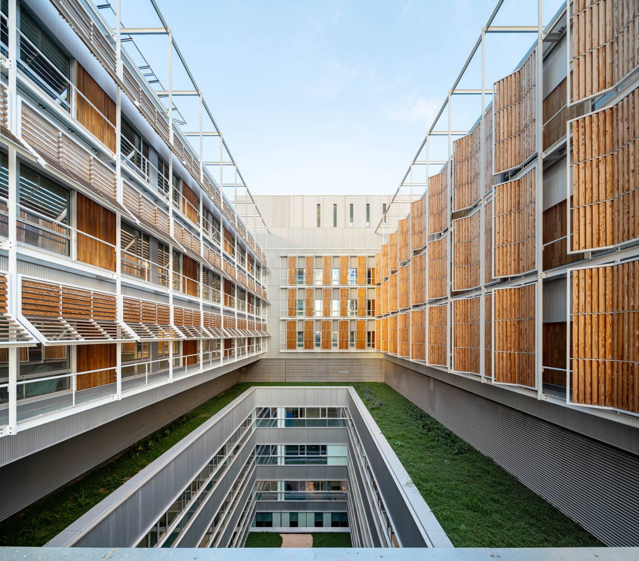 Rehabilitación y ampliación del Hospital del Mar por Brullet-De Luna Arquitectes y PINEARQ. Fotografía de Simón García.