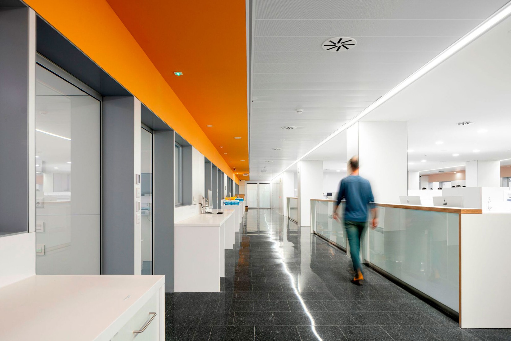 Rehabilitación y ampliación del Hospital del Mar por Brullet-De Luna Arquitectes y PINEARQ. Fotografía de Simón García.