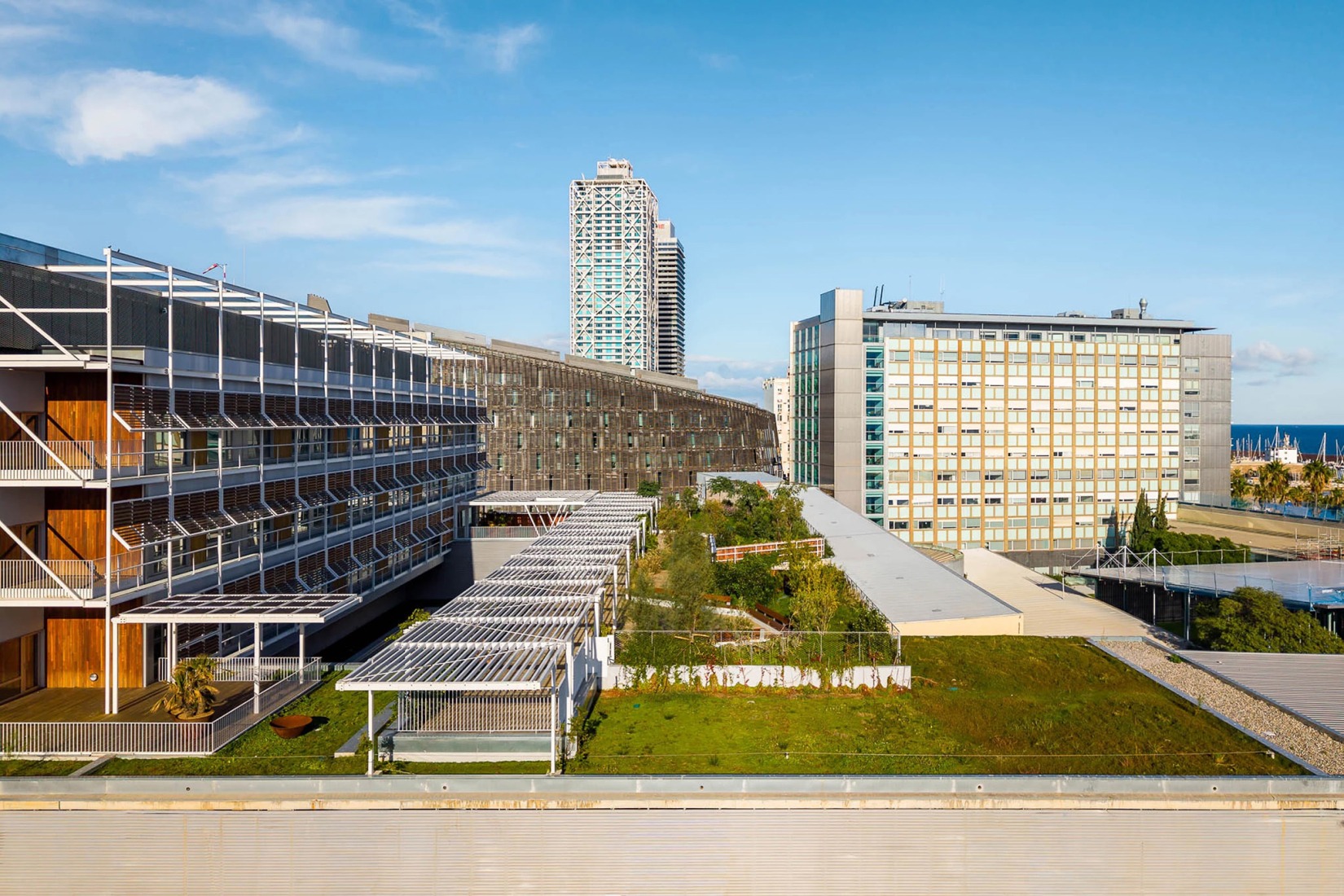 Rehabilitación y ampliación del Hospital del Mar por Brullet-De Luna Arquitectes y PINEARQ. Fotografía de Simón García.