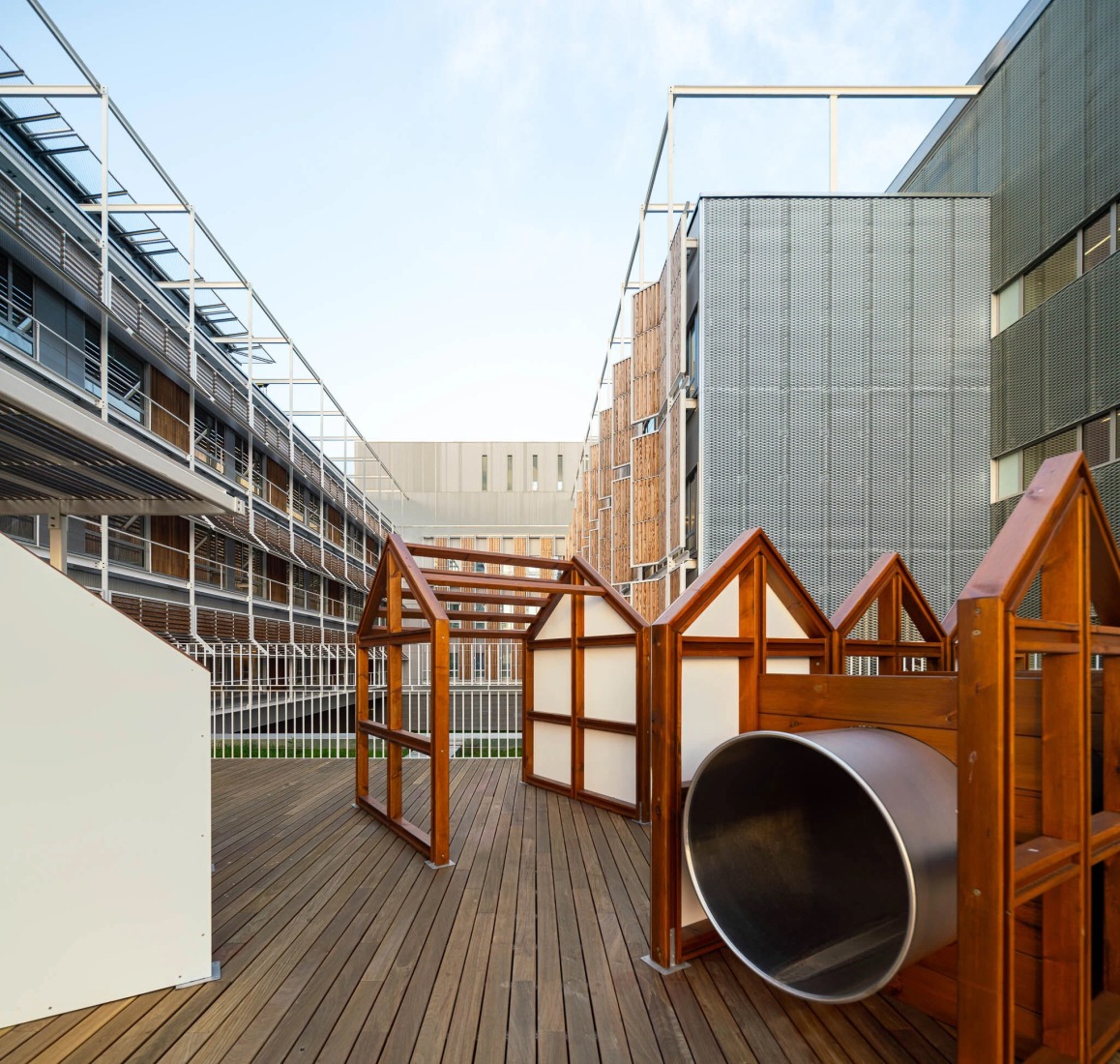 Rehabilitación y ampliación del Hospital del Mar por Brullet-De Luna Arquitectes y PINEARQ. Fotografía de Simón García.
