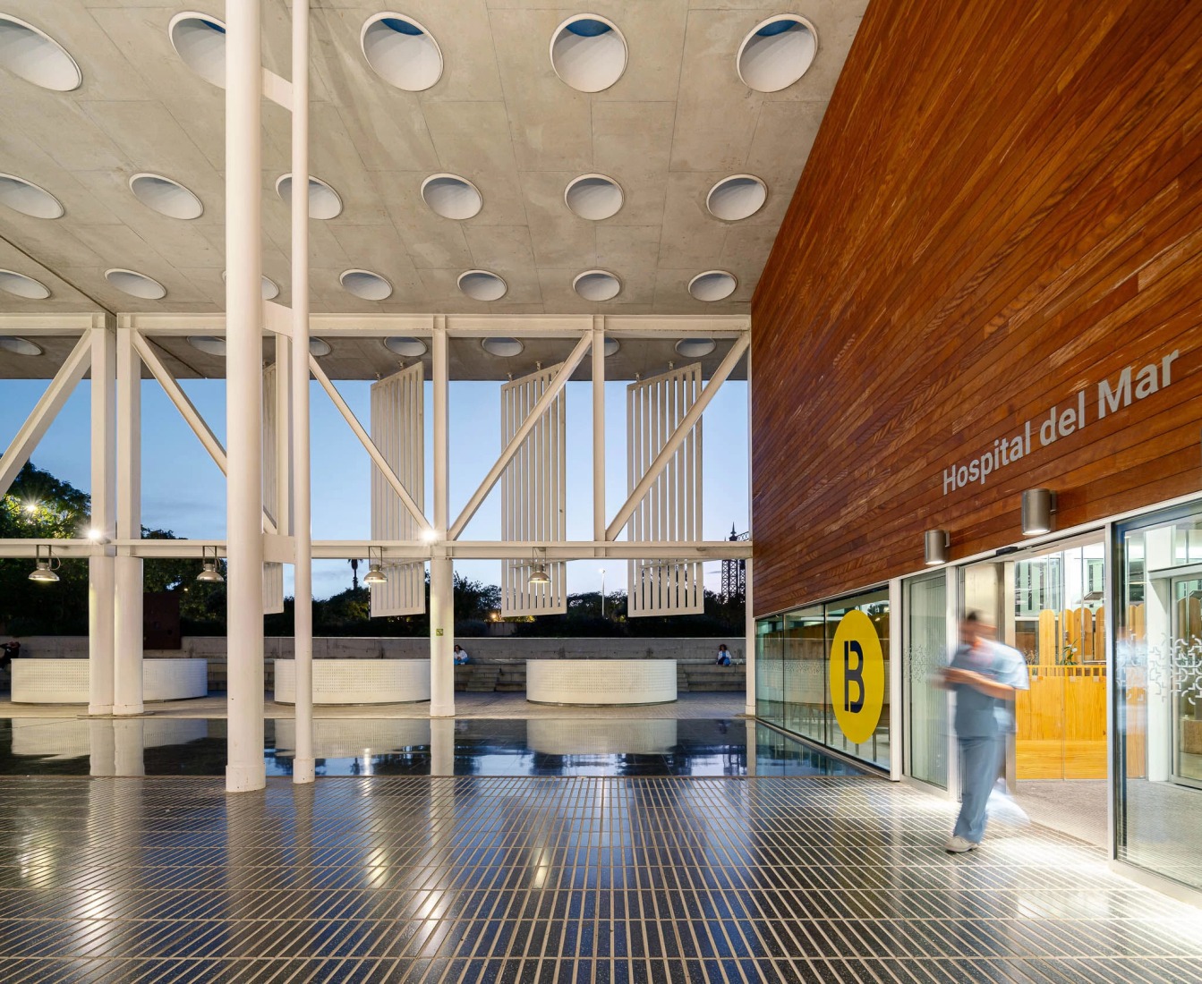 Rehabilitación y ampliación del Hospital del Mar por Brullet-De Luna Arquitectes y PINEARQ. Fotografía de Simón García.