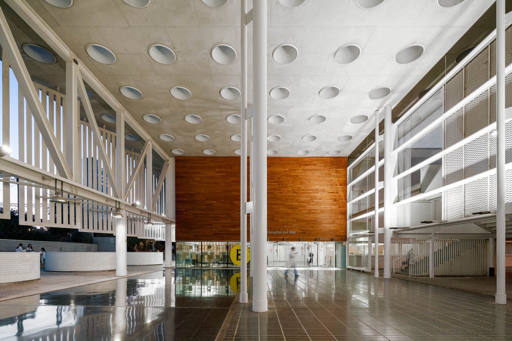 Rehabilitación y ampliación del Hospital del Mar por Brullet-De Luna Arquitectes y PINEARQ. Fotografía de Simón García.