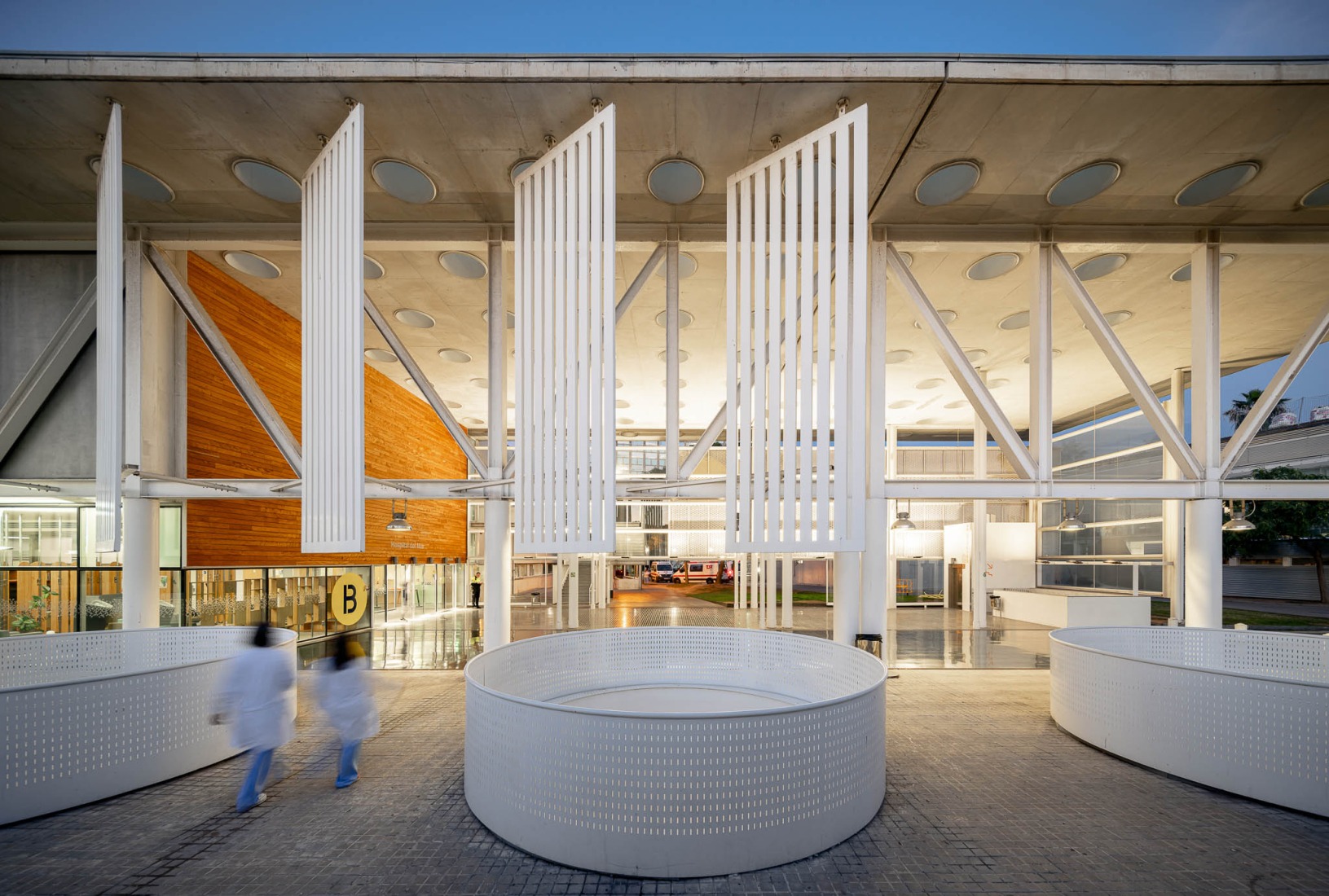 Rehabilitación y ampliación del Hospital del Mar por Brullet-De Luna Arquitectes y PINEARQ. Fotografía de Simón García.