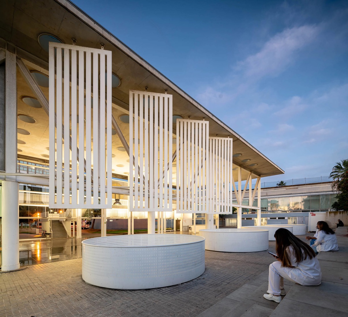 Rehabilitación y ampliación del Hospital del Mar por Brullet-De Luna Arquitectes y PINEARQ. Fotografía de Simón García.