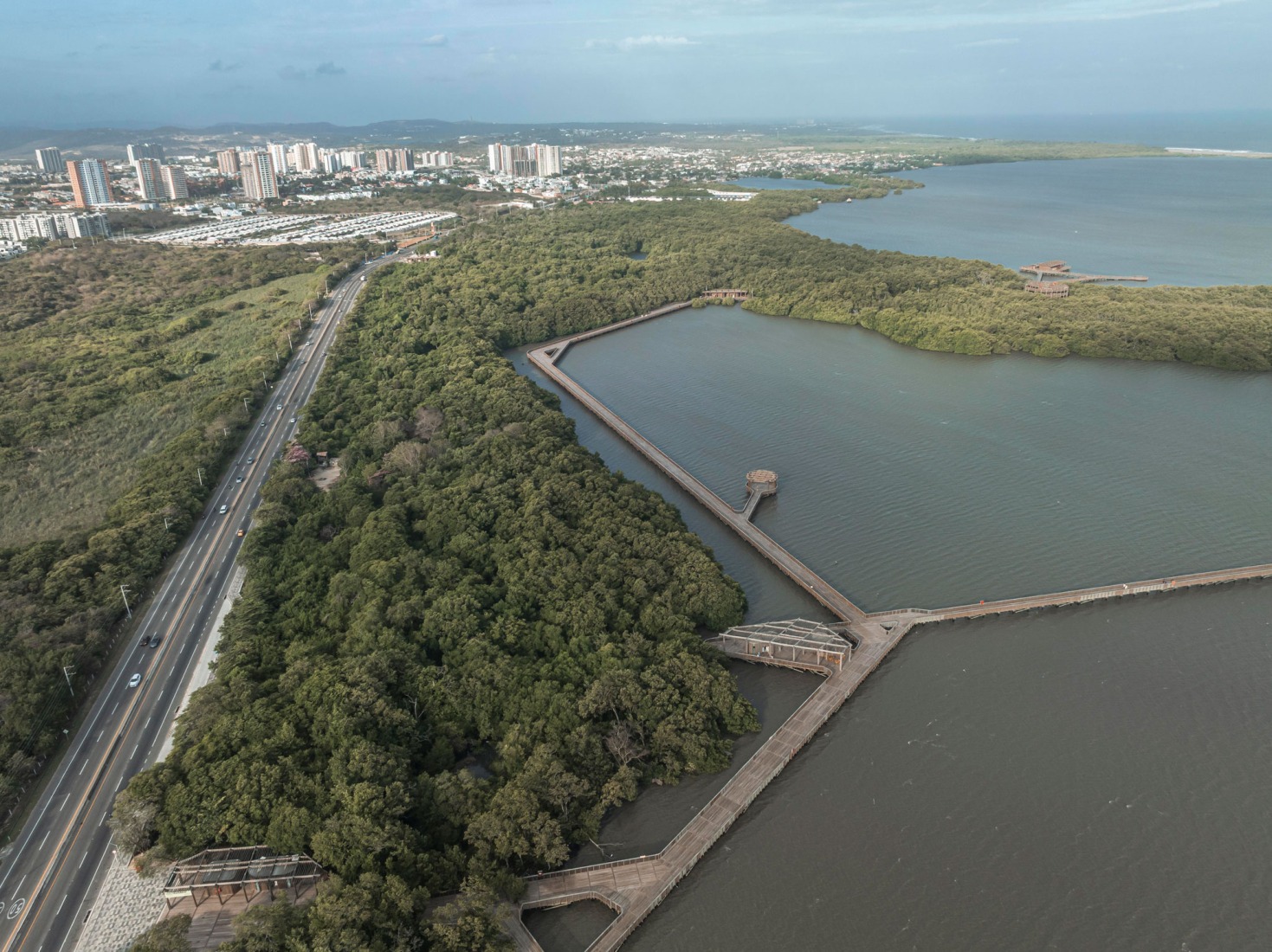 Ecoparque Ciénaga de Mallorquín por DEB Architecture + El Equipo Mazzanti. Fotografía por Alejandro Arango.