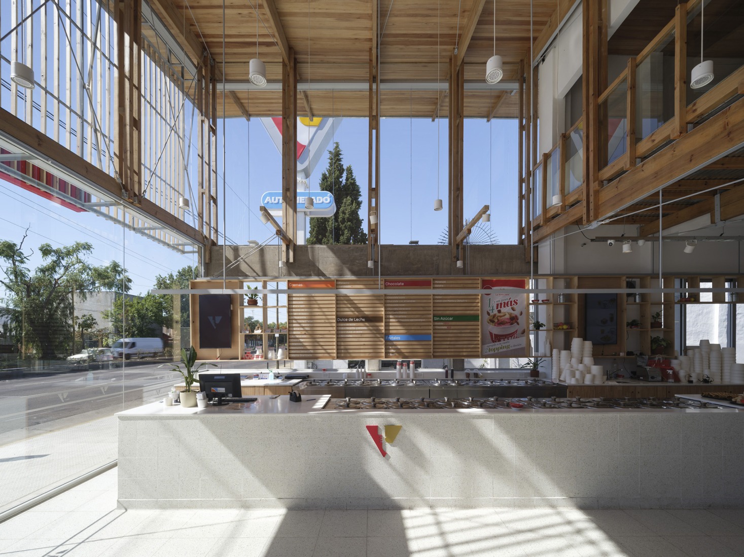 «Autohelado LV Escalada» por DRM Arquitectura. Fotografía por Javier Agustín Rojas.