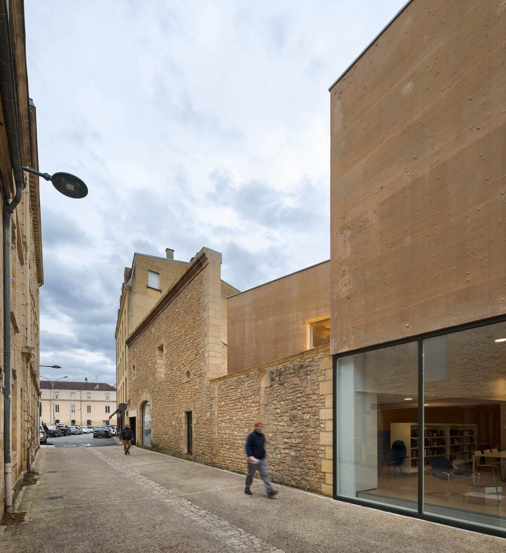 Mediateca y escuela de música por Dominique Coulon & associés. Fotografía por Eugeni Pons.