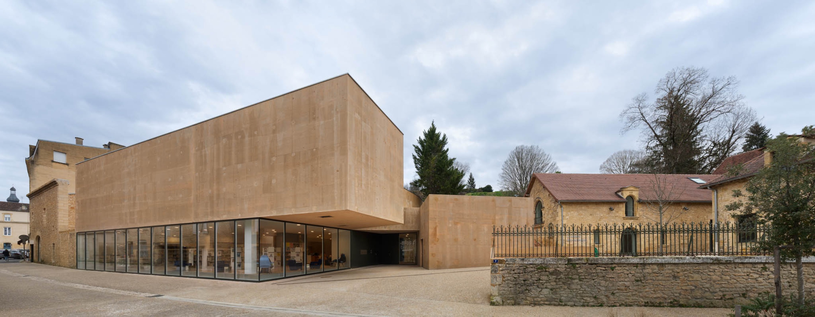 Mediateca y escuela de música por Dominique Coulon & associés. Fotografía por Eugeni Pons.