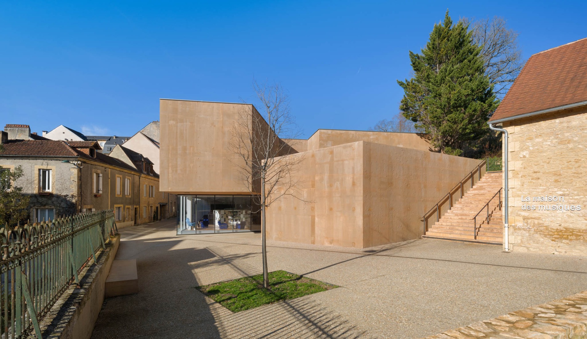Mediateca y escuela de música por Dominique Coulon & associés. Fotografía por Eugeni Pons.