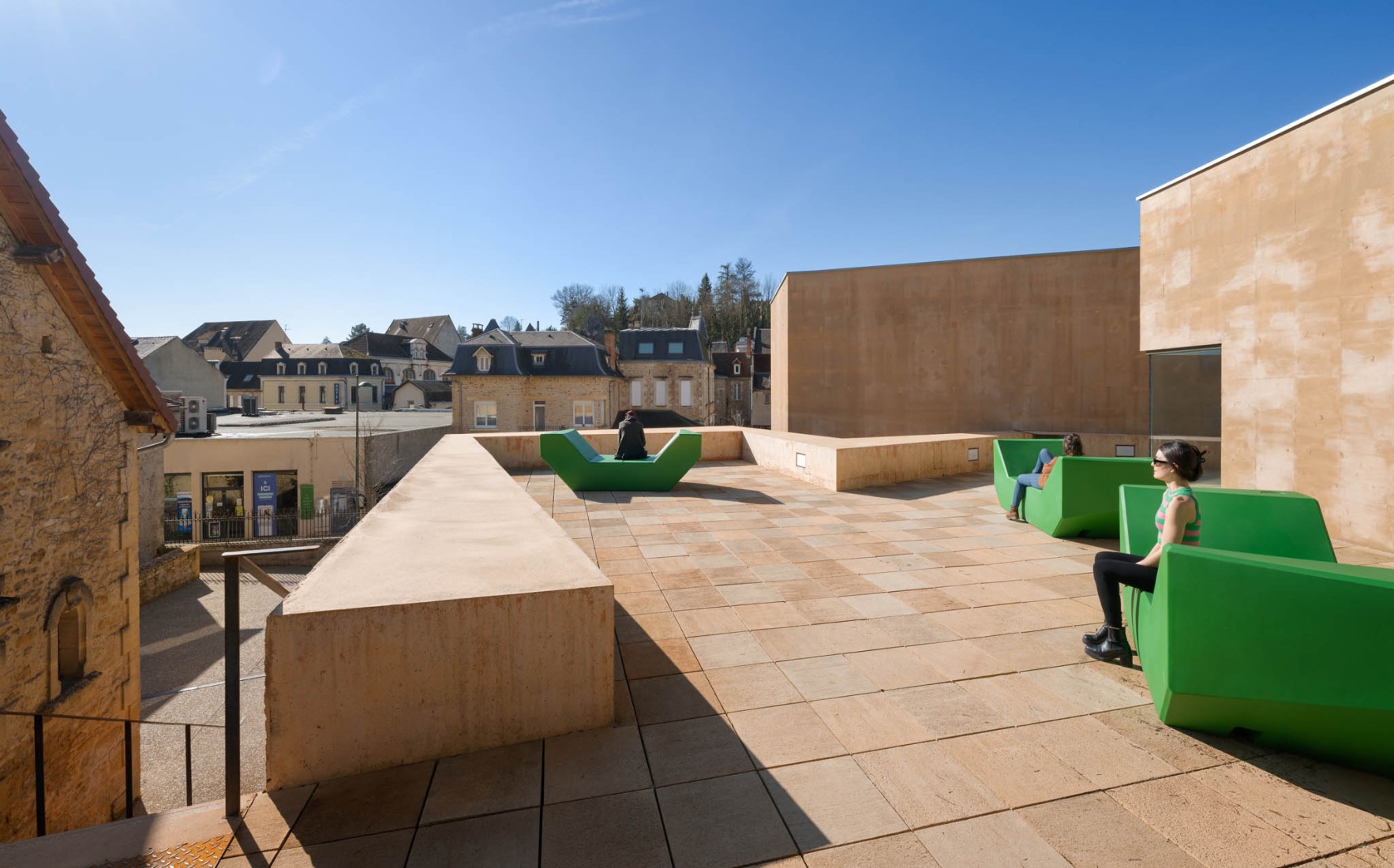 Mediateca y escuela de música por Dominique Coulon & associés. Fotografía por Eugeni Pons.